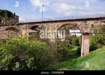 Frankreich, Occitania Region, Gaillac, Ein Straßenviadukt, bekannt als Place Philadelphe Thomas Stockfoto