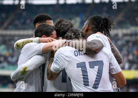 Mailands Spieler feiern beim Spiel Hellas Verona FC gegen AC Milan (Porträtarchiv), italienischer Fußball Serie A in Verona, Italien, 17. März 2024 Stockfoto