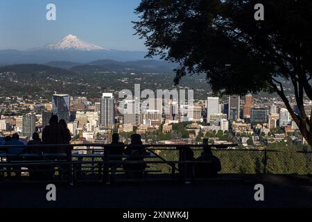 Portland Oregon Downtown mit Mt. Hood vom Aussichtspunkt Pittock Mansion. Stockfoto