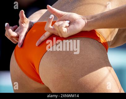 PARIS - niederländische Beachvolleyballspielerin Katja Stam beim Spiel Brasilien - Niederlande bei den Olympischen Spielen. ANP KOEN VAN WEEL Stockfoto