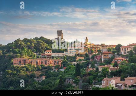 La Turbie Village und Trophy of the Alps historisches Wahrzeichen bei Sonnenuntergang. Region Provence-Alpes-Côte d'Azur, Frankreich Stockfoto