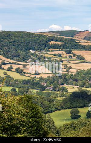 Eine lange Aufnahme des Dorfes Selworthy unterhalb des Minehead North Hill im Exmoor National Park, Somerset, England, Großbritannien Stockfoto