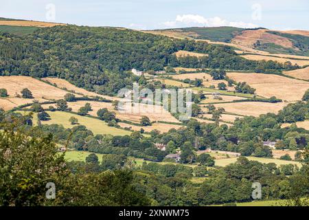 Eine lange Aufnahme des Dorfes Selworthy unterhalb des Minehead North Hill im Exmoor National Park, Somerset, England, Großbritannien Stockfoto