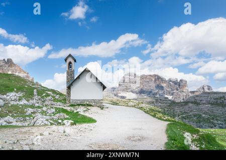 Blick auf die Kapelle Cappella degli Alpini auf dem Tre Cime di Lavaredo Trail. Landschaft in den Dolomiten, italienische Alpen. Südtirol, Italien Stockfoto