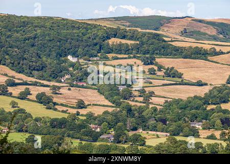 Eine lange Aufnahme des Dorfes Selworthy unterhalb des Minehead North Hill im Exmoor National Park, Somerset, England, Großbritannien Stockfoto