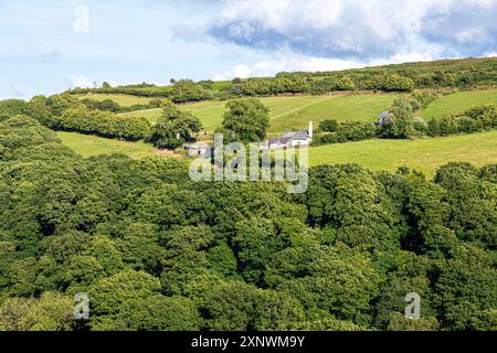 Die winzige, abgelegene Farm & Kirche in Stoke Pero (die höchste Kirche auf Exmoor), Somerset UK - Blick über das bewaldete Tal von Wilmersham Stockfoto