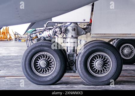 20. April 2010, Jakarta,Indonesien: Flugzeugräder am GMF AeroAsia Hanggar, Soekarno Hatta Airport. Stockfoto