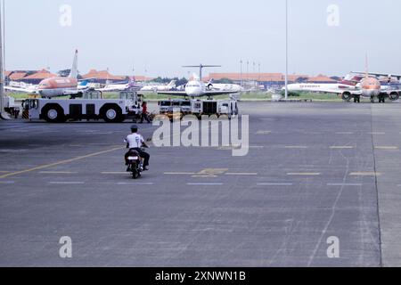 20. April 2010, Jakarta, Indonesien: Sicherheitspatrouille am GMF AeroAsia Hanggar, Soekarno Hatta Airport. Stockfoto