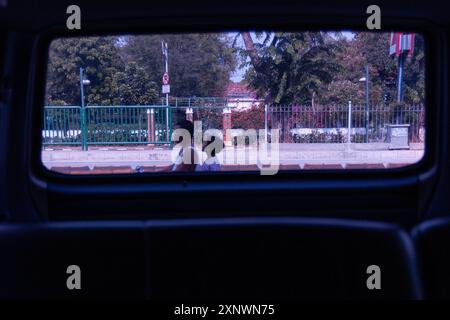 30. September 2008, Jakarta, Indonesien, Südostasien, Blickwinkel von der hinteren Seitenscheibe eines Autos, der außerhalb der Straße blickt. Stockfoto