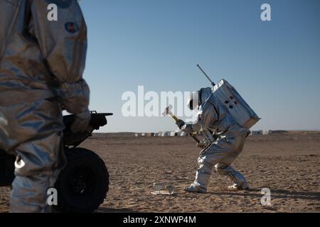 Analoge Astronauten nehmen an einer Mars-Simulationsexpedition in der Dhofar-Region im Oman während der AMADEE-18 Teil. Das Bild fängt den Geist der Erkundung und die Suche nach Wissen ein und zeigt Teamarbeit und Ausdauer. Stockfoto