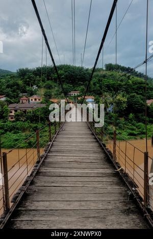 Hängebrücke über den Nam Phak Fluss, Muang Khua, Laos Stockfoto