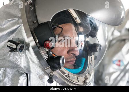 Nahaufnahme eines analogen Astronauten Kartik Kumar, MSC, in einem Raumanzug während einer Mars-Simulationsexpedition in der Dhofar-Region, Oman im Rahmen der AMADEE-18-Kampagne. Repräsentiert menschliche Neugier und den Antrieb zur Weltraumforschung. Stockfoto