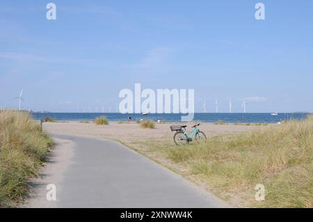 Amager/Kopenhagen/Dänemark/02. August 2024/Blick auf Windkraftanlagen vom Kastrup Hafen und am Strand von Amage Beach Park am sonnigen Tag in Kastrup. Foto. Bilder von Francis Joseph Dean/Dean sind nicht für kommerzielle Zwecke bestimmt Stockfoto