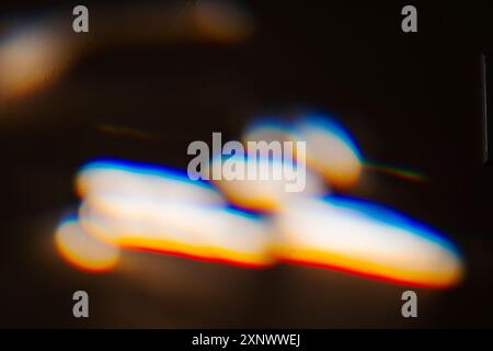 Buntes Sonnenlicht durch Buntglasfenster Stockfoto