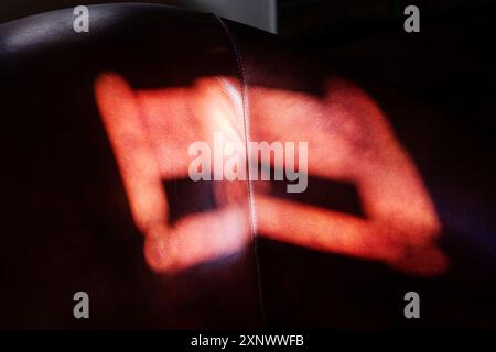 Farbenfrohes Sonnenlicht durch Buntglasfenster beleuchtet teure Ledersessel Stockfoto