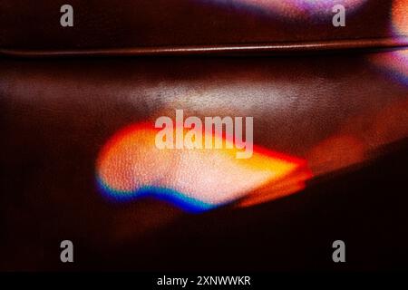 Farbenfrohes Sonnenlicht durch Buntglasfenster beleuchtet teure Ledersessel Stockfoto