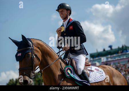 Versailles, Frankreich. August 2024. MAHER Ben aus Großbritannien reitet IN DALLAS VEGAS BATILLY feiert mit Goldmedaille nach dem Sieg großbritanniens im Team Jumping Final - Olympische Spiele 2024 in Château Paris de Versailles, in der Nähe von Paris (Richard Callis/SPP) Credit: SPP Sport Press Photo. /Alamy Live News Stockfoto