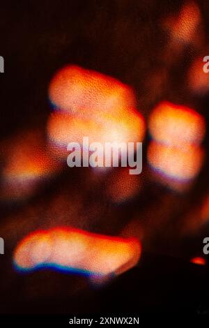 Farbenfrohes Sonnenlicht durch Buntglasfenster beleuchtet teure Ledersessel Stockfoto