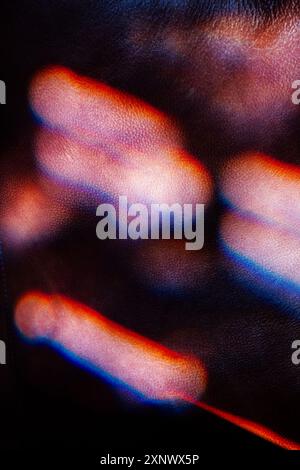 Farbenfrohes Sonnenlicht durch Buntglasfenster beleuchtet teure Ledersessel Stockfoto