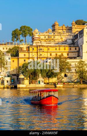 Touristenboot auf dem See Pichola mit dem Stadtpalast im Hintergrund, Udaipur, Rajasthan, Indien, Südasien, Asien Copyright: NeilxFarrin 1126-2286 Stockfoto