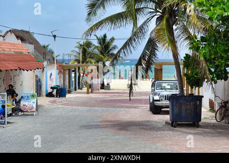 Playa del Carmen, Quintana Roo, Mexiko - 2012-06-04: Blick von der 5th Avenue vor dem Strand. Stockfoto