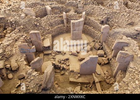 Große kreisförmige Strukturen mit massiven Steinsäulen, neolithische Ausgrabungsstätte Gobekli Tepe aus dem 10. Jahrtausend v. Chr., UNESCO-Weltkulturerbe S Stockfoto