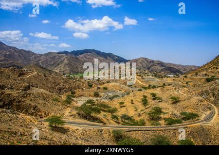 Eisenbahnstrecke schlängelt sich durch die Berge entlang der Straße von Massawa nach Asmara, Eritrea, Afrika Copyright: MichaelxRunkel 1184-12035 Stockfoto