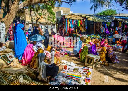 Waren zum Verkauf am Montag in Keren, Eritrea, Afrika Copyright: MichaelxRunkel 1184-12005 nur für redaktionelle Zwecke Stockfoto