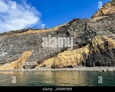 Schichten von Lavaflüssen und Tuffschichten aus dem ruhenden Vulkan auf Isla Tortuga, Baja California, dem Cortez-Meer, Mexiko, Nordamerika Stockfoto