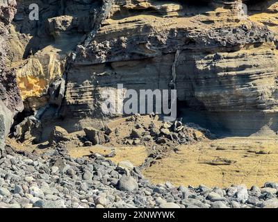 Schichten von Lavaflüssen und Tuffschichten aus dem ruhenden Vulkan auf Isla Tortuga, Baja California, dem Cortez-Meer, Mexiko, Nordamerika Stockfoto