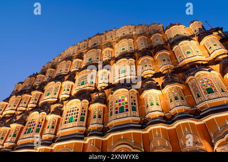 Hawa Mahal (Palast der Winde) in der Abenddämmerung, Jaipur, Rajasthan, Indien, Südasien, Asien Stockfoto