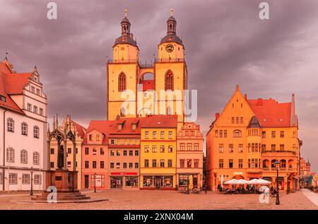 Stadtkirche St. Marien mit Luther-Denkmal am Marktplatz, Wittenberg, Sachsen-Anhalt, Deutschland, Europa Stockfoto