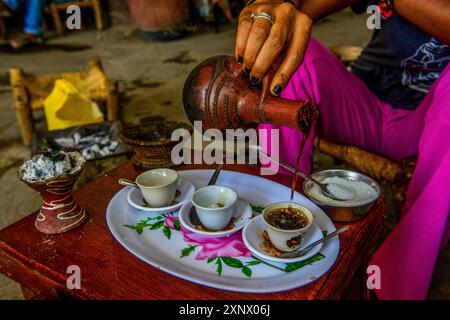 Kaffee serverd in einer traditionellen Kanne, Keren, Eritrea, Afrika Stockfoto