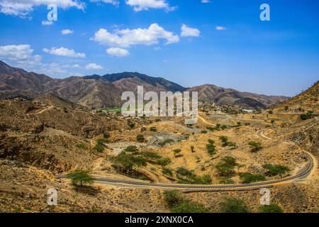 Die Eisenbahnstrecke schlängelt sich durch die Berge entlang der Straße von Massawa nach Asmara, Eritrea, Afrika Stockfoto