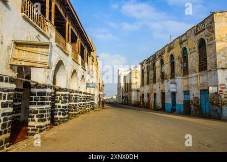 Hauptstraße mit Kolonialgebäuden in der alten Hafenstadt Massawa, Eritrea, Afrika Stockfoto