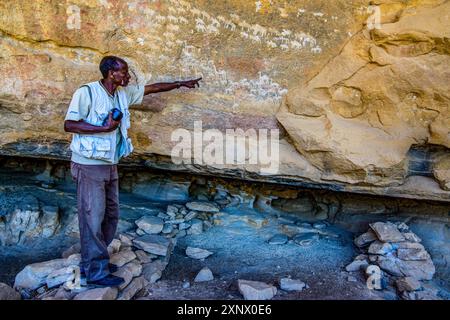 Reiseleiter zeigt Ihnen antike Felsmalereien in der prä-aksumitischen Siedlung Qohaito (Koloe), Eritrea, Afrika Stockfoto