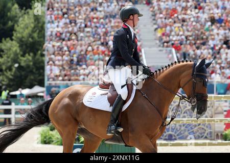 Paris, Frankreich. August 2024. Ben Maher aus Großbritannien tritt am Freitag, den 2. August, im Chateau de Versailles, westlich von Paris, Frankreich, beim Finale der Jumping-Mannschaft bei den Olympischen Sommerspielen 2024 an. 2024. das Team Großbritannien gewann Gold. Foto: Maya Vidon-White/UPI Credit: UPI/Alamy Live News Stockfoto