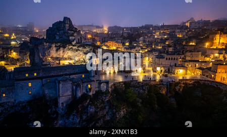 Luftfahrt von Sassi di Matera bei Nacht, UNESCO-Weltkulturerbe, Basilicata, Italien, Europa Stockfoto