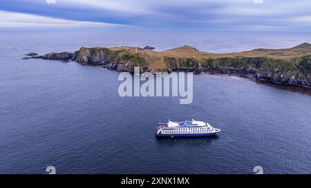 Luftaufnahme eines Kreuzfahrtschiffes vor Anker am Kap Horn, südlichster Punkt Südamerikas, Insel Hornos, Feuerland, Chile, Südamerika Stockfoto