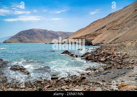 Küste und Erholungsort der Chinchorro Mummies, UNESCO-Weltkulturerbe, Camarones-Tal, nördliche Atacama-Wüste, Chile, Südamerika Stockfoto