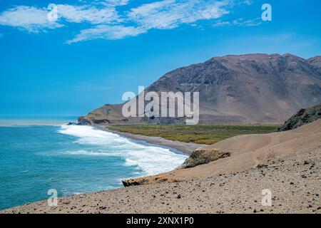 Küste und Erholungsort der Chinchorro Mummies, UNESCO-Weltkulturerbe, Camarones-Tal, nördliche Atacama-Wüste, Chile, Südamerika Stockfoto