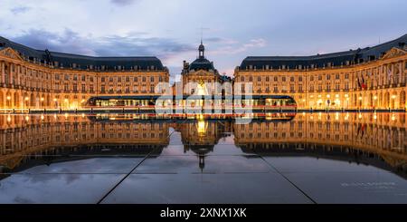 Straßenbahn am Miroir D'Eau, Place de la Bourse, zur blauen Stunde, Bordeaux, Gironde, Aquitaine, Frankreich, Europa Stockfoto