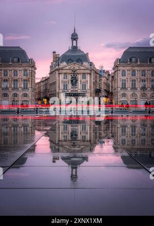 Sonnenuntergang am Place de la Bourse zur blauen Stunde, Bordeaux, Gironde, Aquitaine, Frankreich, Europa Stockfoto