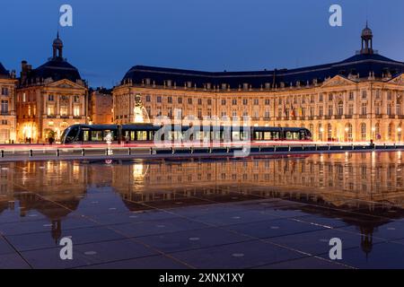 Straßenbahn am Miroir D'Eau, Place de la Bourse zur blauen Stunde, Bordeaux, Gironde, Aquitaine, Frankreich, Europa Stockfoto