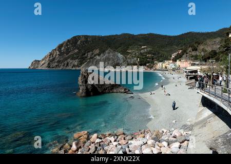 Blick auf den Strand von Monterosso al Mare, einer Stadt an der Cinque Terre, UNESCO-Weltkulturerbe, Ligurien, Italien, Europa Stockfoto