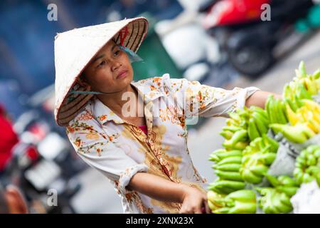 Junge Frau in ihrem täglichen Leben in Hanoi, Vietnam, Indochina, Südostasien, Asien Stockfoto