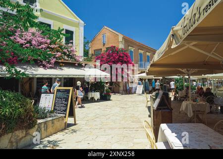 Geschäfte und Touristen am Ufer des Dorfes Fiscardo, Kefalonia, Ionische Insel, griechische Inseln, Griechenland, Europa Stockfoto