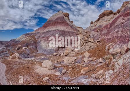 Blick von unterhalb der nördlichen Klippen von Blue Mesa im Petrified Forest National Park, Arizona, Vereinigte Staaten von Amerika, Nordamerika Stockfoto