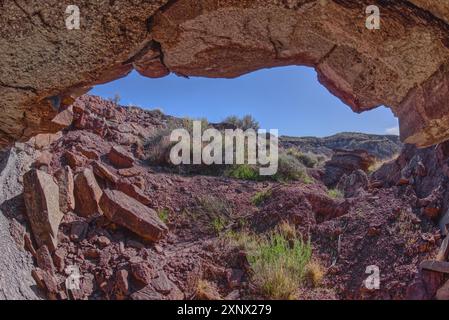 Eine Klippenhöhle unterhalb von Crystal Mesa westlich von Hamilili Point im Petrified Forest National Park, Arizona, USA, Nordamerika Stockfoto