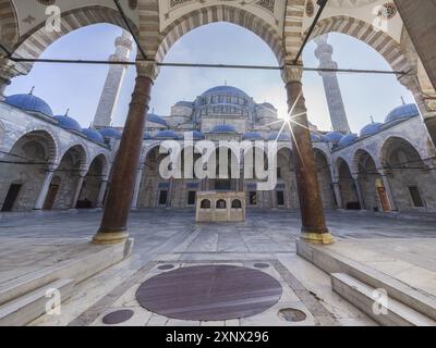 Der Innenplatz der Suleymaniye-Camii-Moschee und der Säulengang am frühen Morgen, UNESCO-Weltkulturerbe, Istanbul, Türkei, Europa Stockfoto